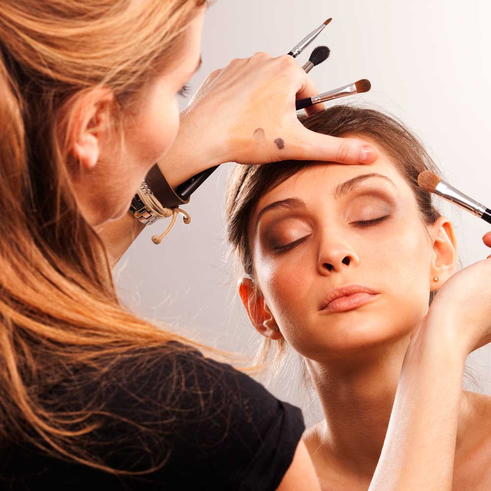 Como fazer uma maquiagem simples com - Makes profissionais